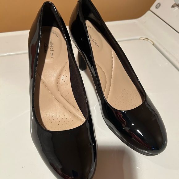 These are patent black shoe and have a 3/4 platform and 3 1/2 covered heel. - Picture 3 of 3